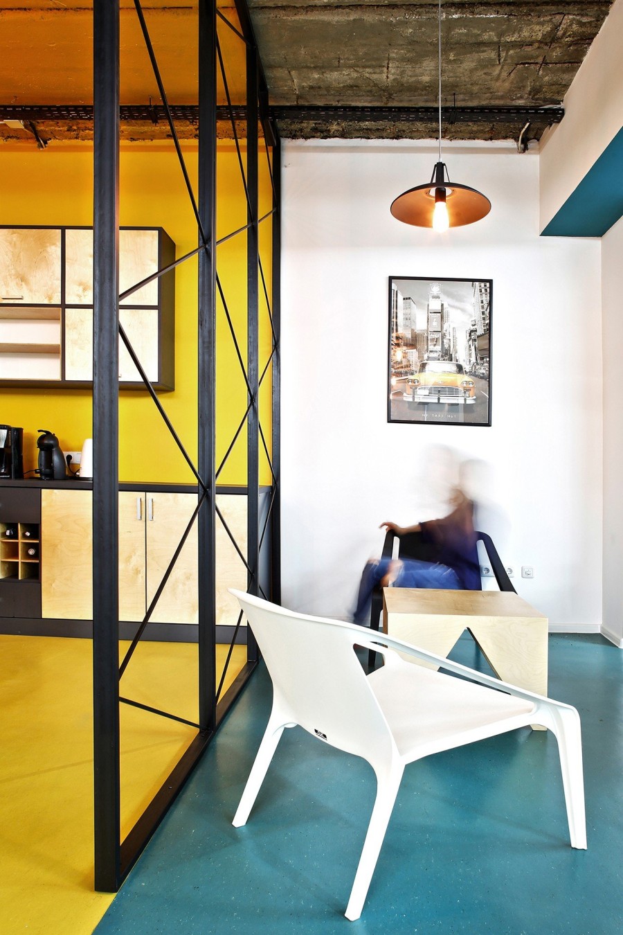 Ένας εντυπωσιακός χώρος γραφείων στην Αρμενία ποντάρει στο χρώμα- Φωτογραφία 4