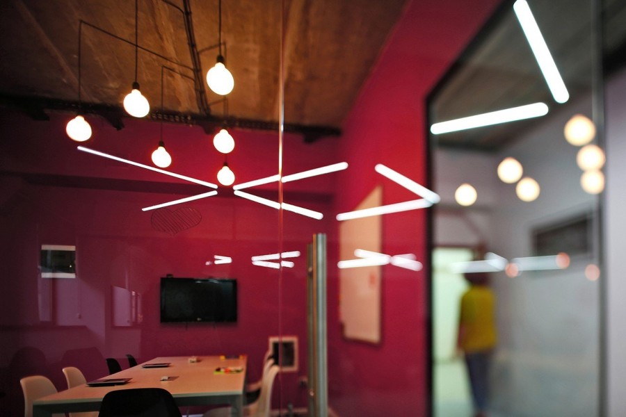 Ένας εντυπωσιακός χώρος γραφείων στην Αρμενία ποντάρει στο χρώμα- Φωτογραφία 5