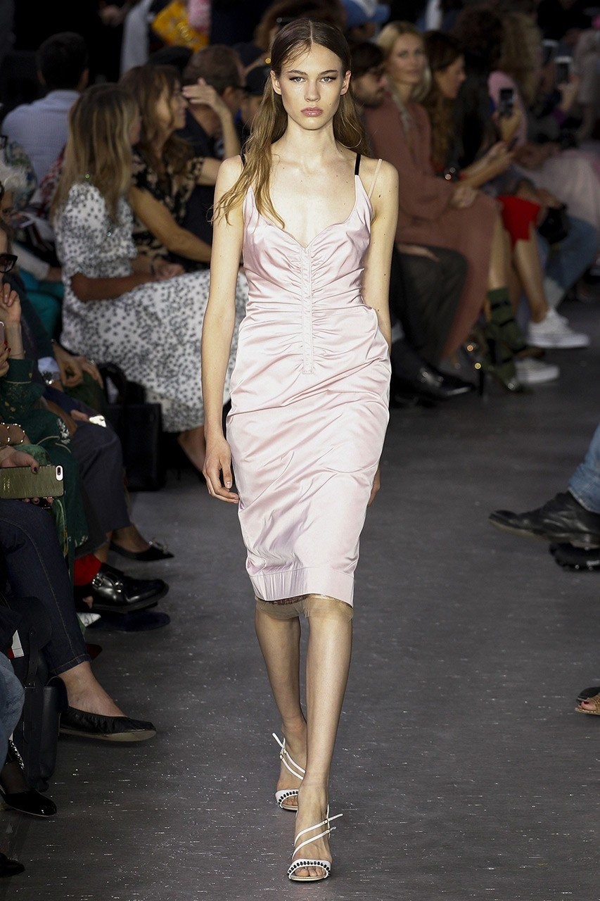 Slip dress: Δείτε τα ωραιότερα κομμάτια από τις SS 2018 πασαρέλες - Φωτογραφία 11