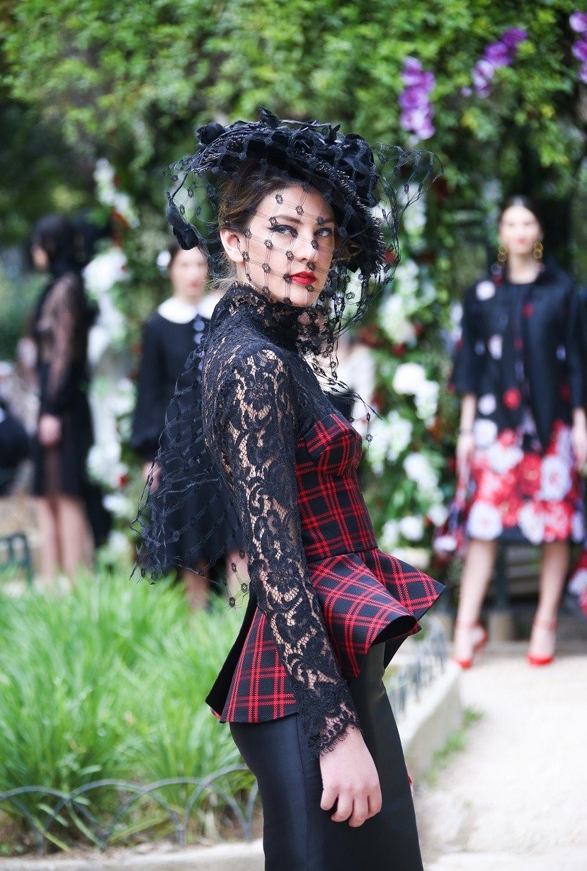 Συζητώντας με τον σχεδιαστή Βασίλη Ζούλια για την αξεπέραστη γοητεία της μόδας - Φωτογραφία 13