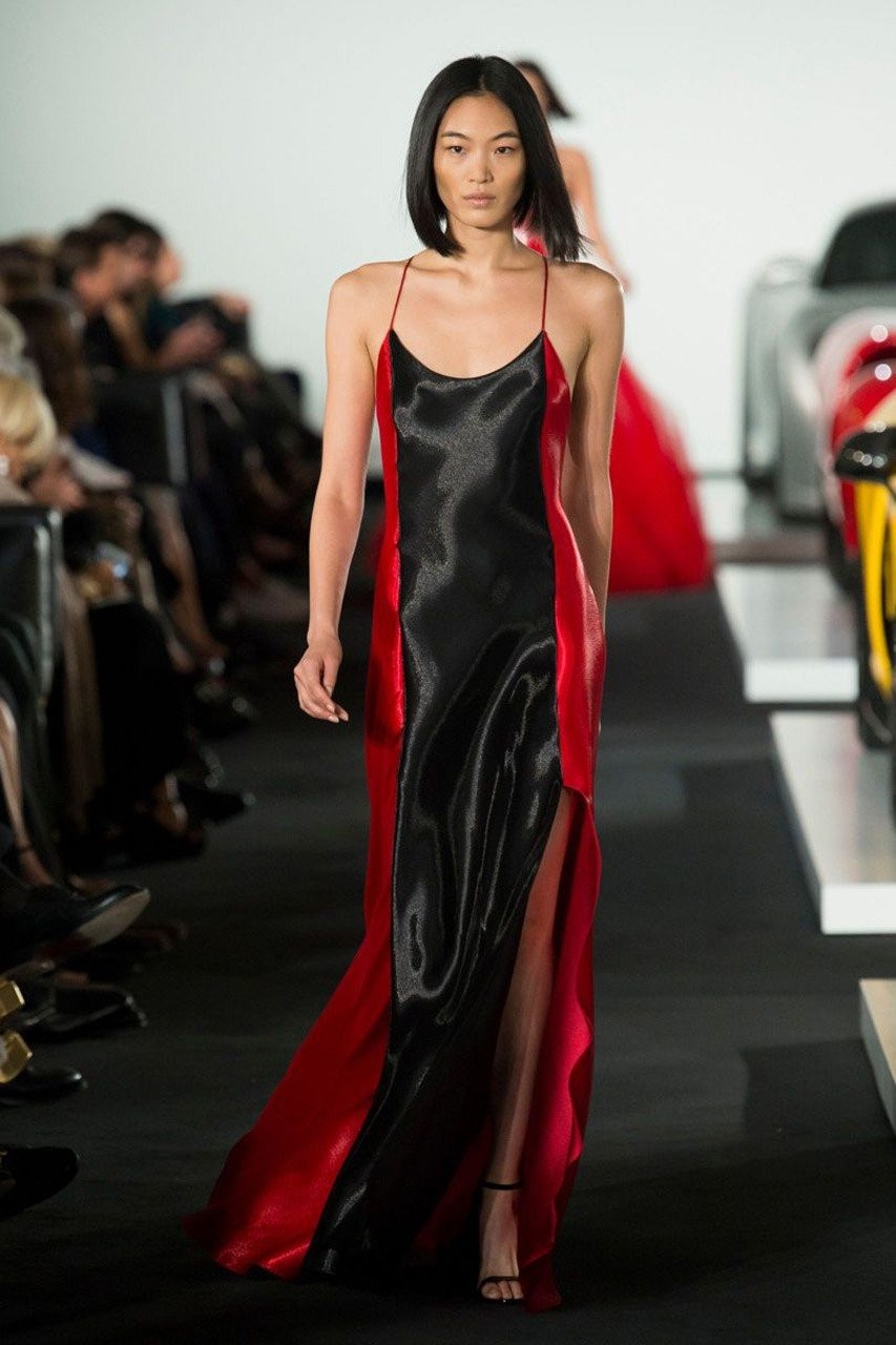 Slip dress: Δείτε τα ωραιότερα κομμάτια από τις SS 2018 πασαρέλες - Φωτογραφία 8