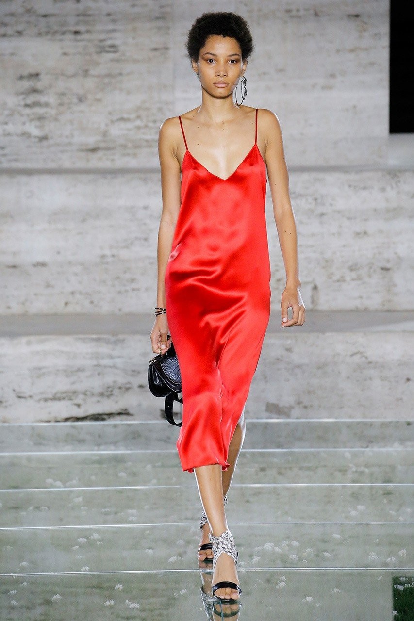 Slip dress: Δείτε τα ωραιότερα κομμάτια από τις SS 2018 πασαρέλες - Φωτογραφία 9