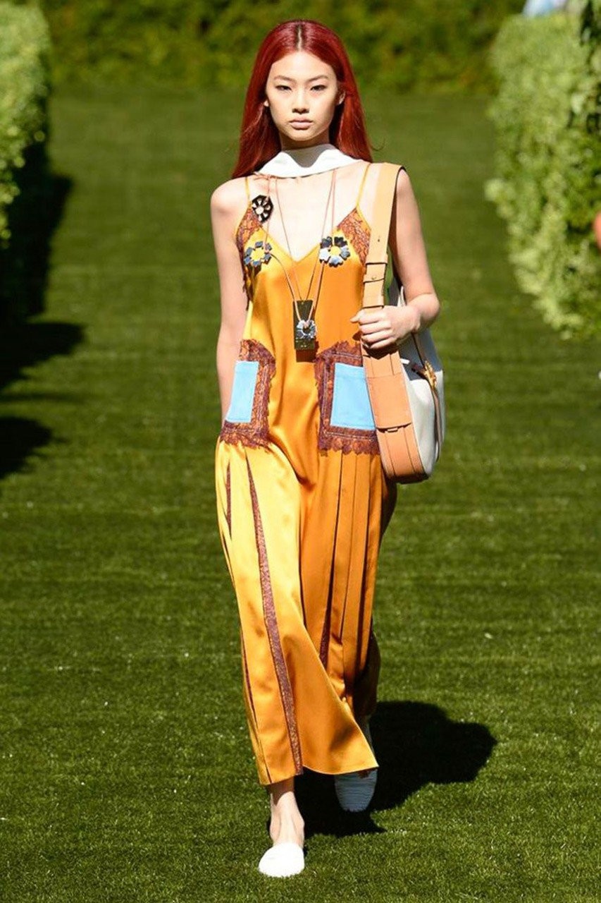 Slip dress: Δείτε τα ωραιότερα κομμάτια από τις SS 2018 πασαρέλες - Φωτογραφία 10