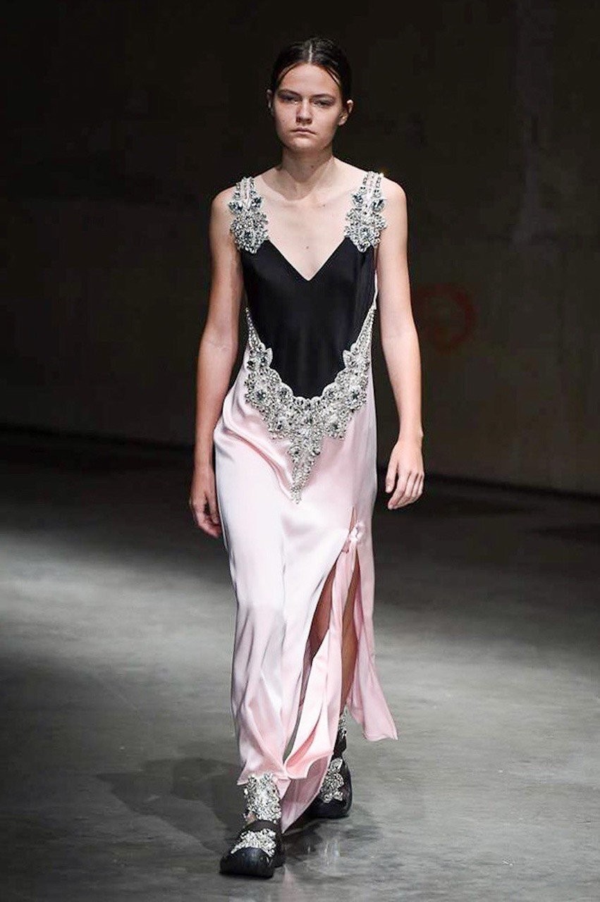 Slip dress: Δείτε τα ωραιότερα κομμάτια από τις SS 2018 πασαρέλες - Φωτογραφία 1