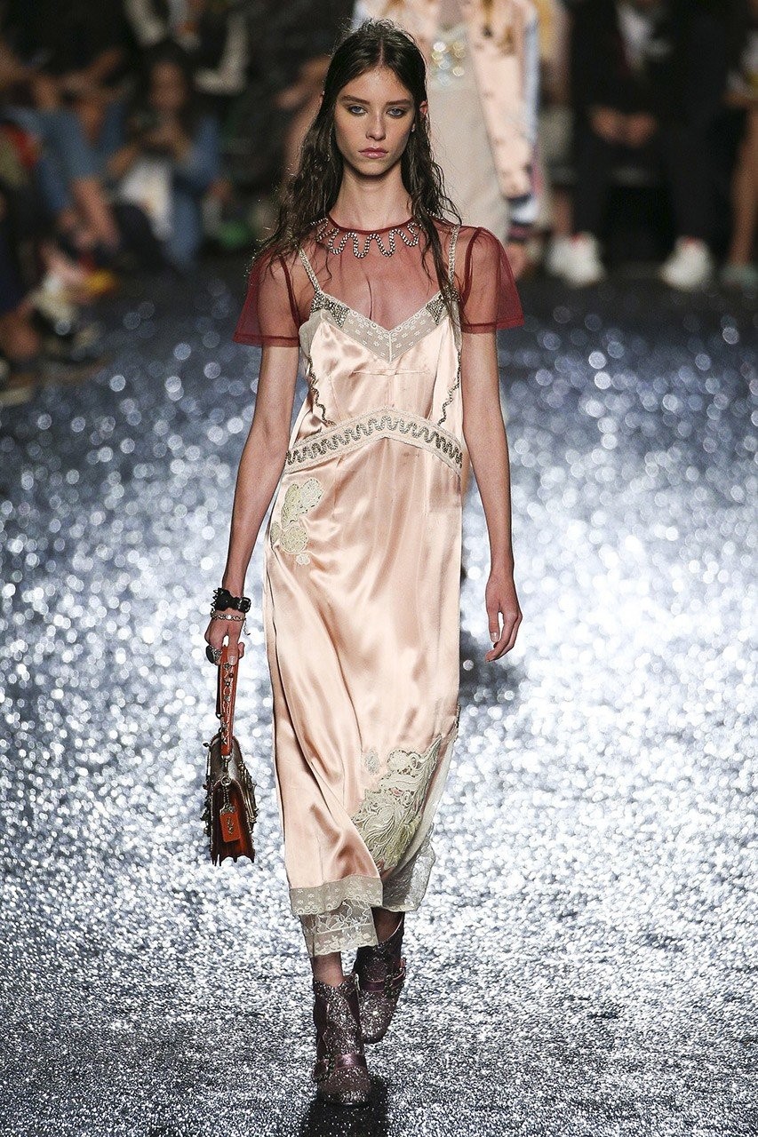 Slip dress: Δείτε τα ωραιότερα κομμάτια από τις SS 2018 πασαρέλες - Φωτογραφία 3