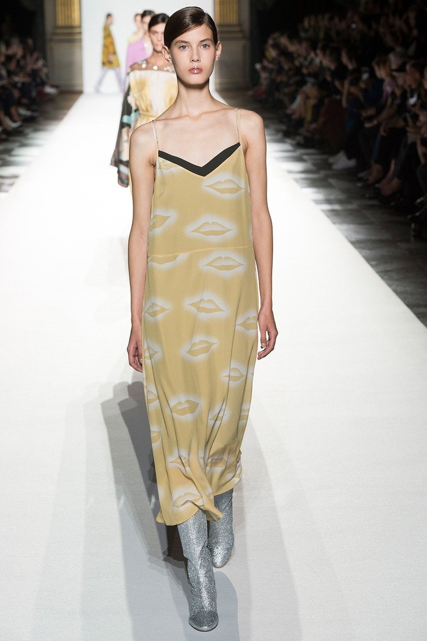 Slip dress: Δείτε τα ωραιότερα κομμάτια από τις SS 2018 πασαρέλες - Φωτογραφία 4