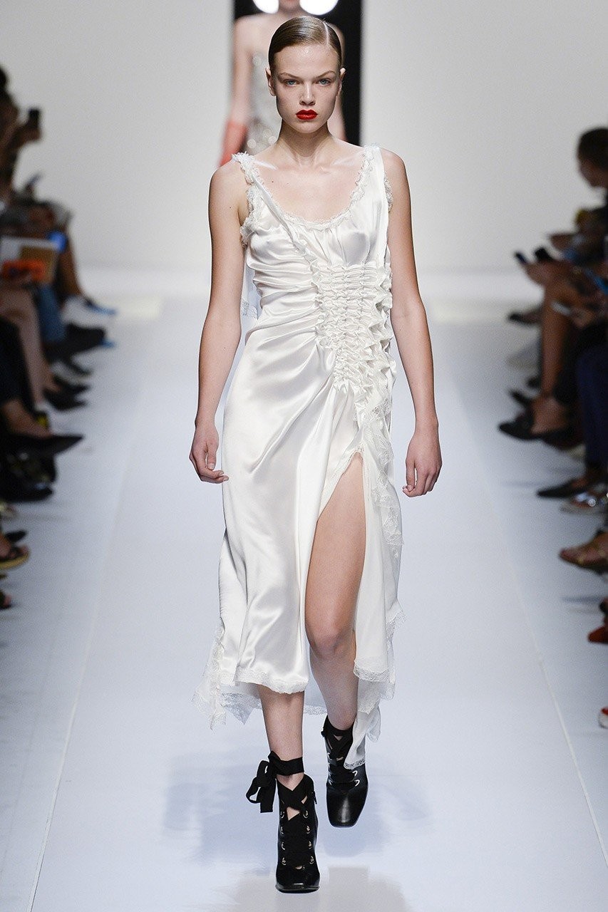 Slip dress: Δείτε τα ωραιότερα κομμάτια από τις SS 2018 πασαρέλες - Φωτογραφία 5