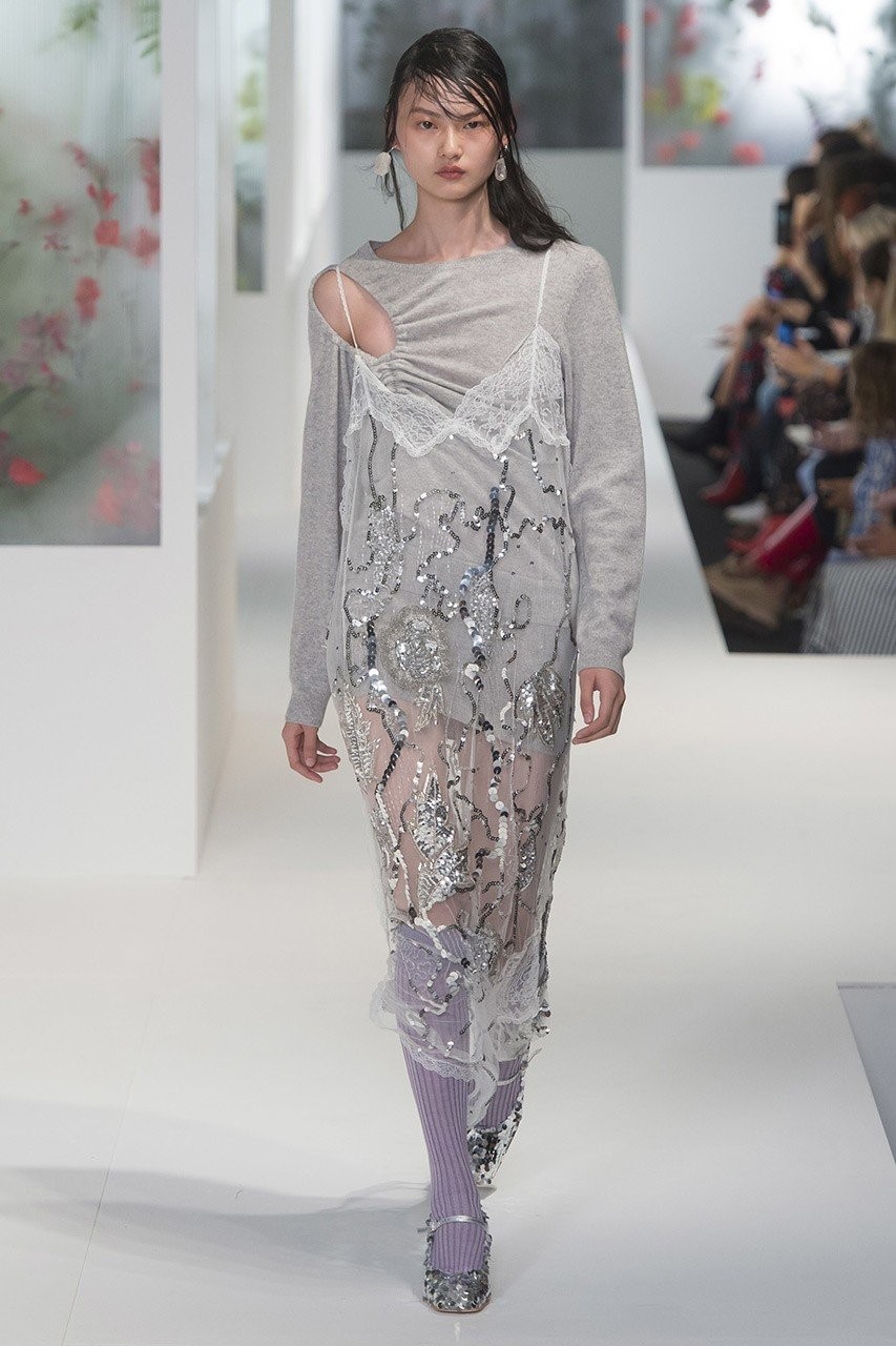 Slip dress: Δείτε τα ωραιότερα κομμάτια από τις SS 2018 πασαρέλες - Φωτογραφία 7