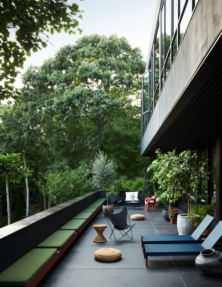 Μυηθείτε στην εξωτική ατμόσφαιρα της έπαυλης του δημοφιλούς φωτογραφικού διδύμου  Inez και Vinoodh στον οικισμό "Water Mill" - Φωτογραφία 12