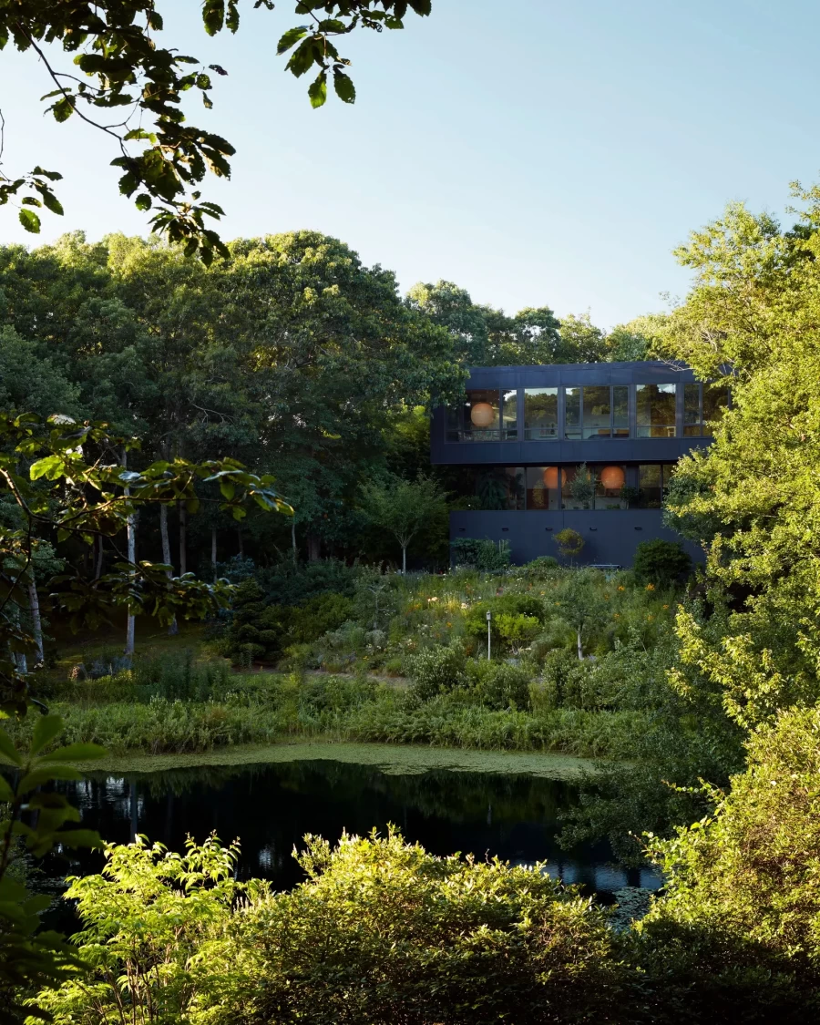 Μυηθείτε στην εξωτική ατμόσφαιρα της έπαυλης του δημοφιλούς φωτογραφικού διδύμου  Inez και Vinoodh στον οικισμό "Water Mill" - Φωτογραφία 5