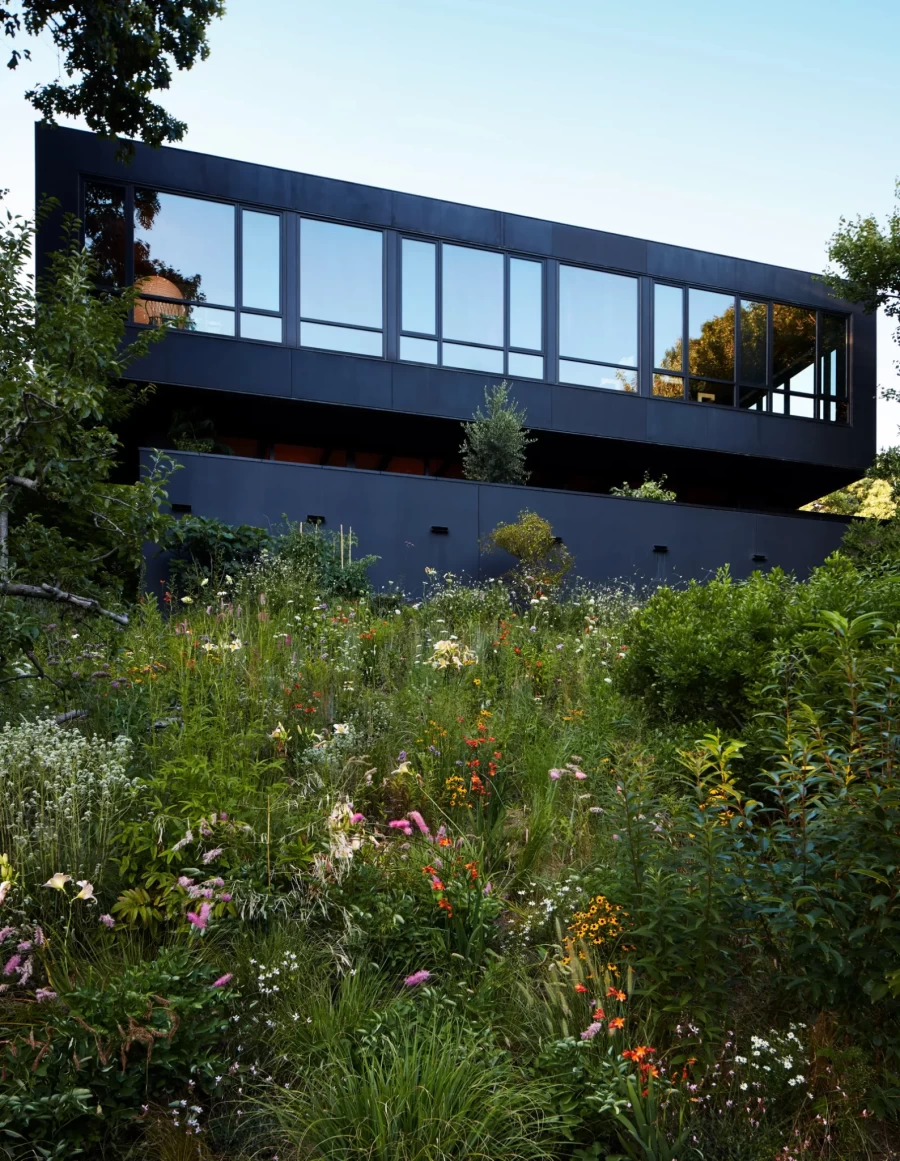 Μυηθείτε στην εξωτική ατμόσφαιρα της έπαυλης του δημοφιλούς φωτογραφικού διδύμου  Inez και Vinoodh στον οικισμό "Water Mill" - Φωτογραφία 1