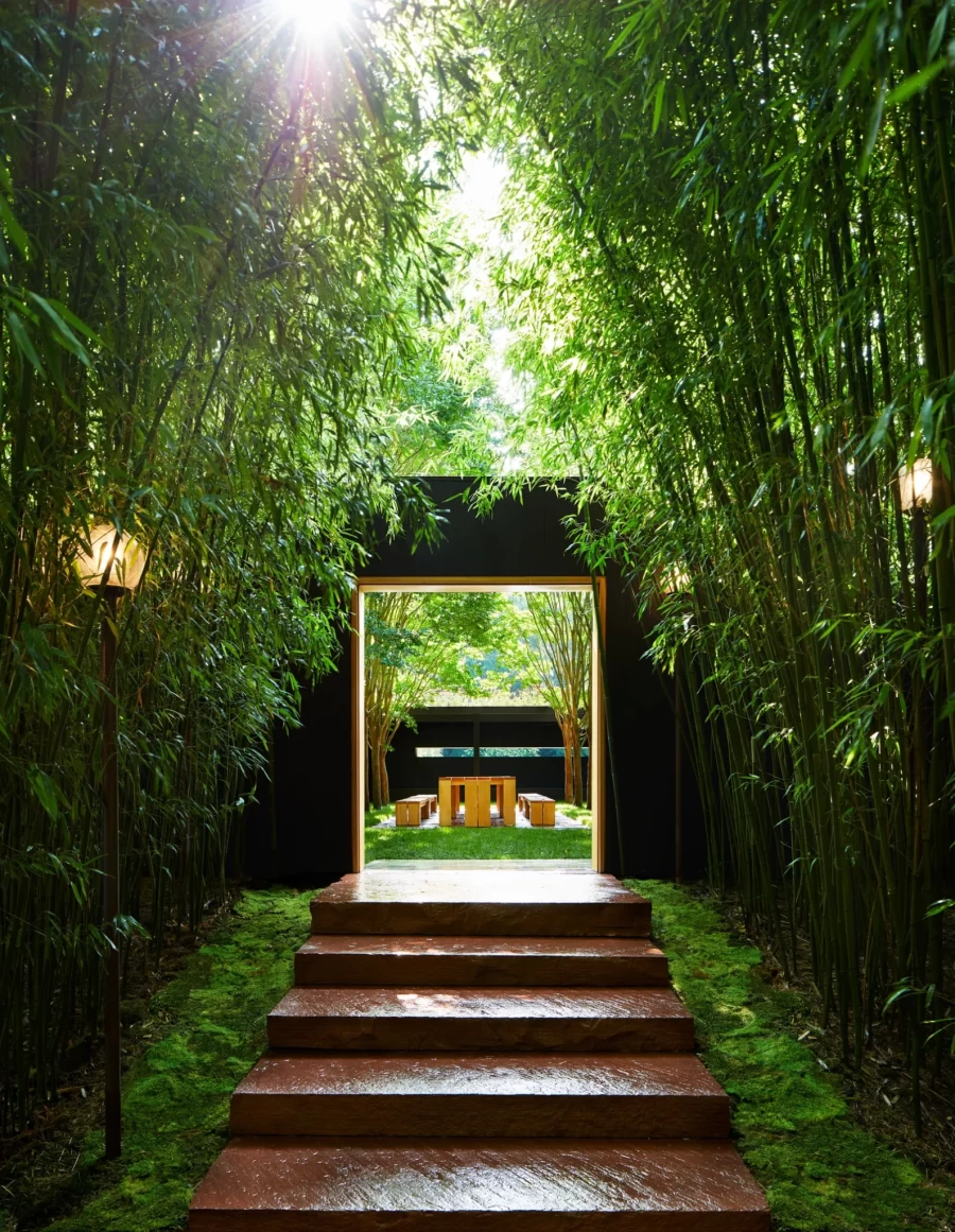 Μυηθείτε στην εξωτική ατμόσφαιρα της έπαυλης του δημοφιλούς φωτογραφικού διδύμου  Inez και Vinoodh στον οικισμό "Water Mill" - Φωτογραφία 13