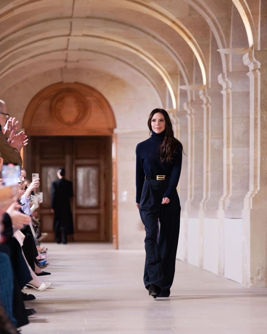 Victoria Beckham: Αυτός είναι ο natural κομψός χώρος που πραγματοποιήθηκε το FW23 show της - Φωτογραφία 2
