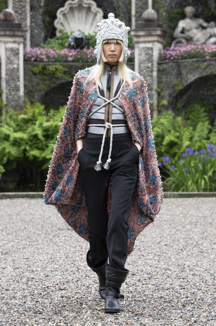 Louis Vuitton Cruise 2024: Ο ﻿Nicolas Ghesquière παρουσιάζει μια μεταμεσαιωνικά cool συλλογή- Φωτογραφία 8