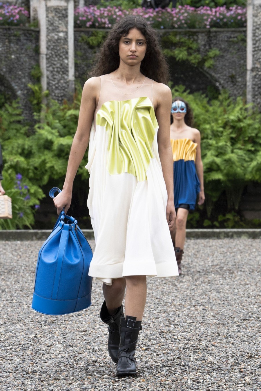 Louis Vuitton Cruise 2024: Ο ﻿Nicolas Ghesquière παρουσιάζει μια μεταμεσαιωνικά cool συλλογή- Φωτογραφία 4