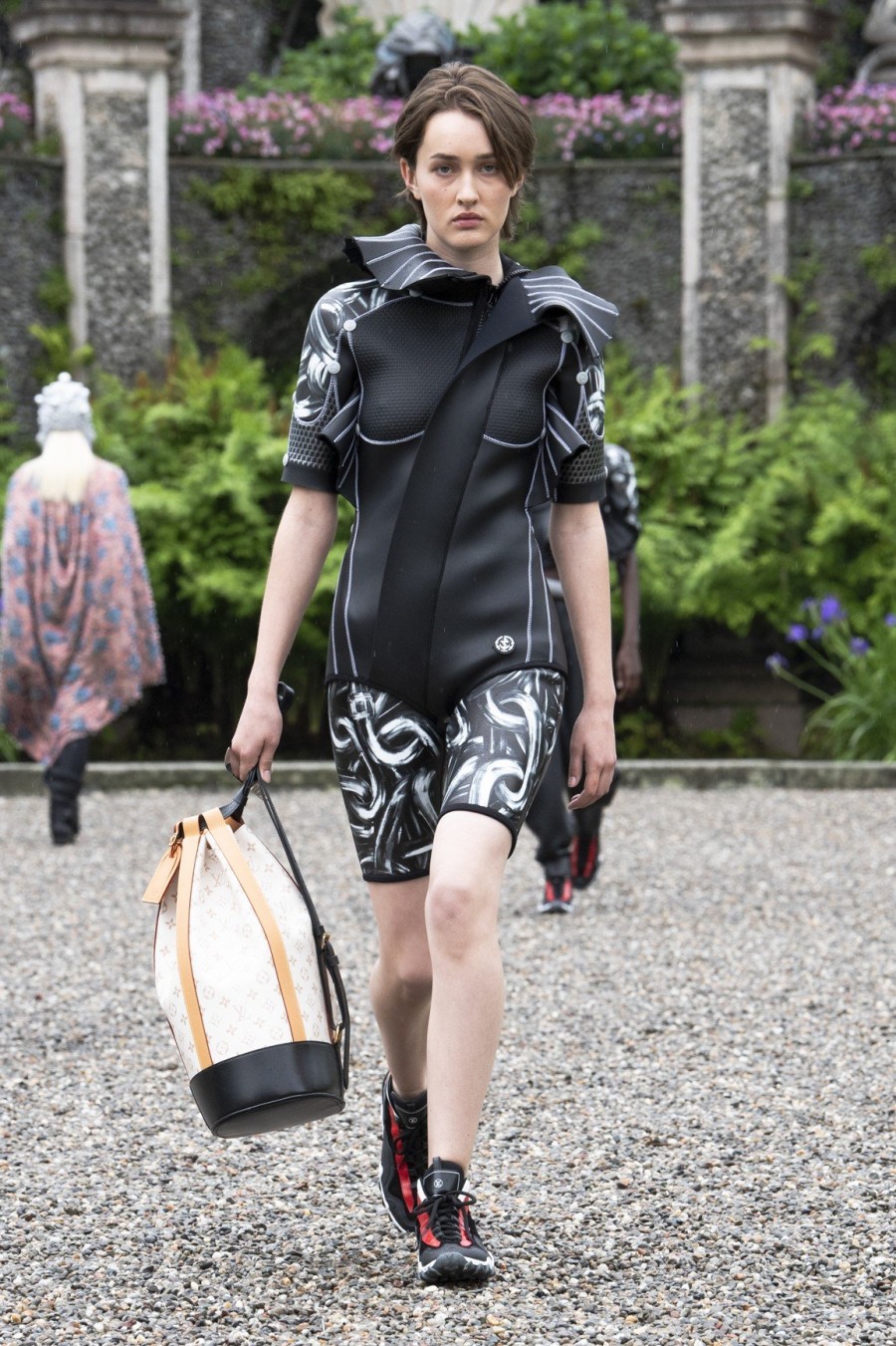 Louis Vuitton Cruise 2024: Ο ﻿Nicolas Ghesquière παρουσιάζει μια μεταμεσαιωνικά cool συλλογή- Φωτογραφία 6