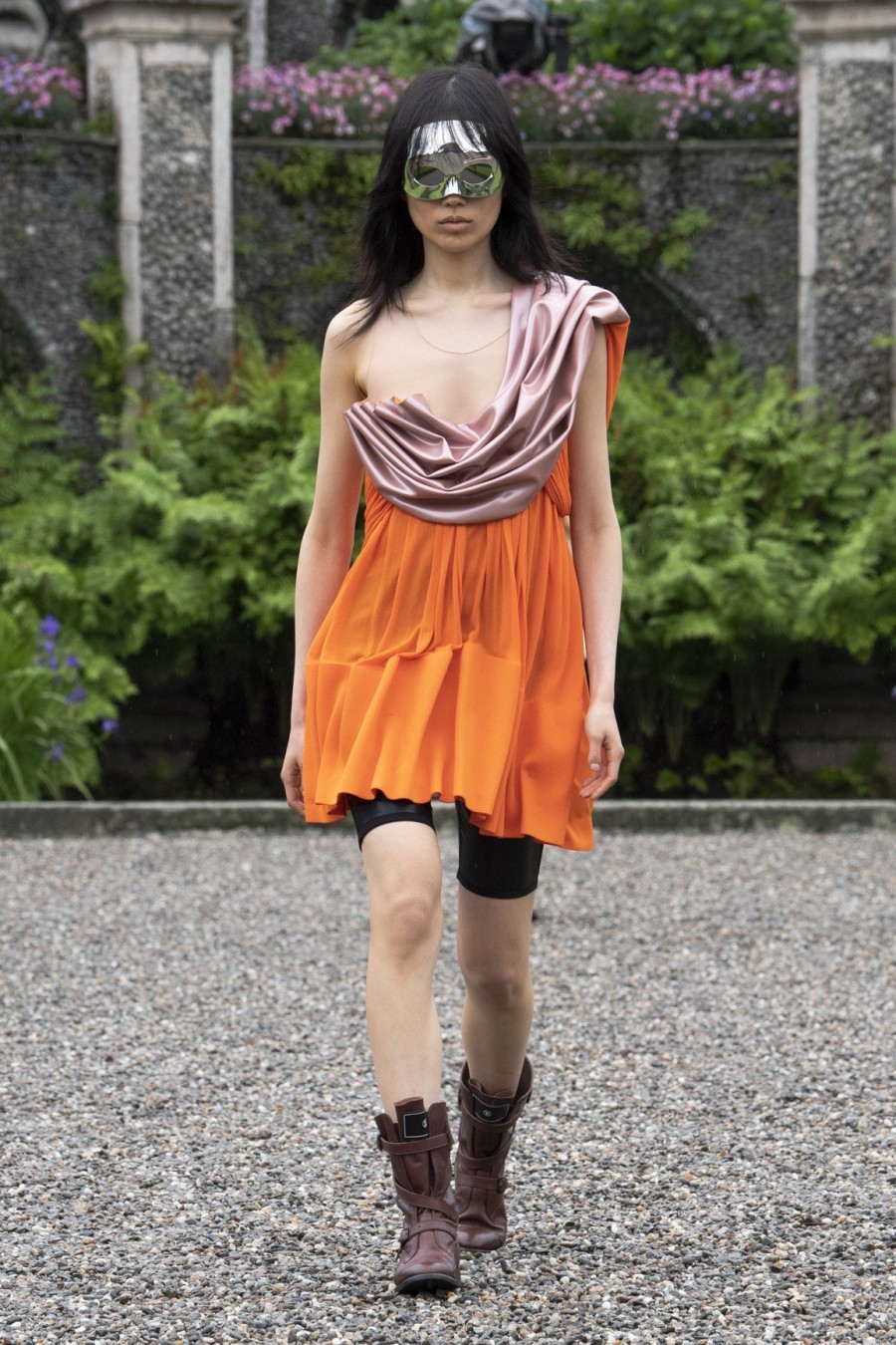 Louis Vuitton Cruise 2024: Ο ﻿Nicolas Ghesquière παρουσιάζει μια μεταμεσαιωνικά cool συλλογή- Φωτογραφία 5