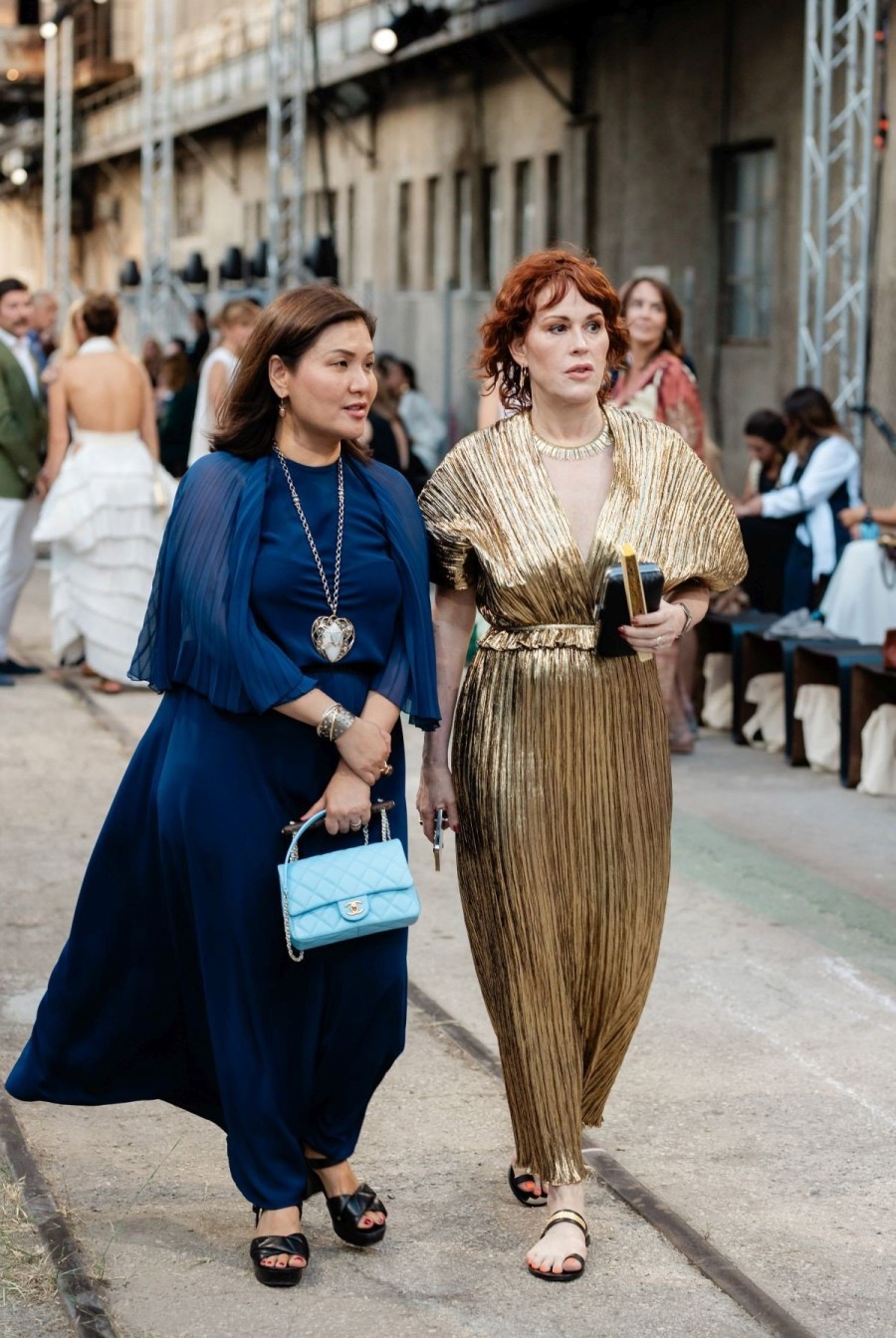 Tο επετειακό runway του Zeus+Δione υποδέχθηκε πλήθος καλεσμένων με φόντο το ιστορικό μνημείο της ναυτιλίας “Hellas Liberty”- Φωτογραφία 12