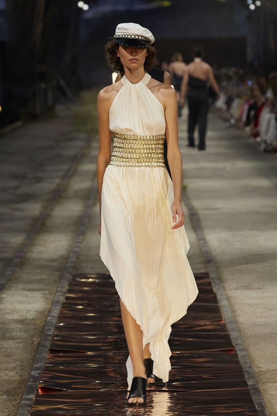 Tο επετειακό runway του Zeus+Δione υποδέχθηκε πλήθος καλεσμένων με φόντο το ιστορικό μνημείο της ναυτιλίας “Hellas Liberty”- Φωτογραφία 3