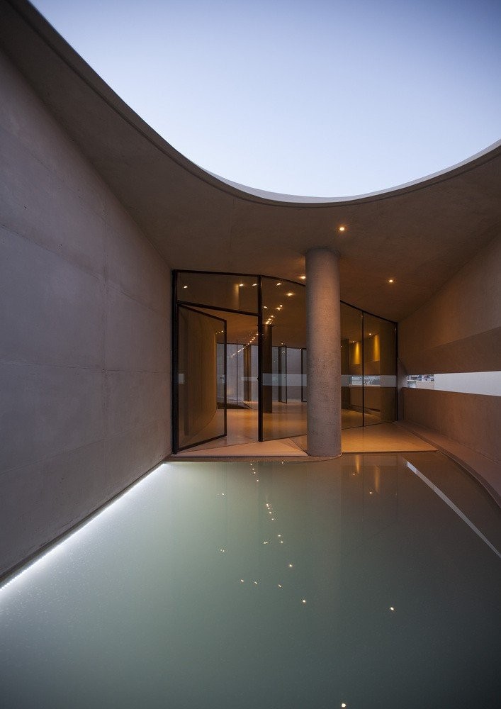 Μια σύγχρονη κατοικία στο Ηράκλειο με θέα προς το ιερό βουνό Γιούχτας μας εντυπωσιάζει - Φωτογραφία 1