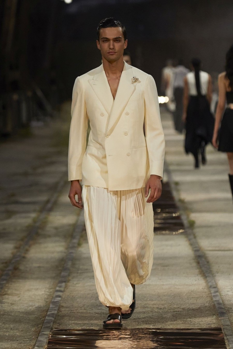 Tο επετειακό runway του Zeus+Δione υποδέχθηκε πλήθος καλεσμένων με φόντο το ιστορικό μνημείο της ναυτιλίας “Hellas Liberty”- Φωτογραφία 15