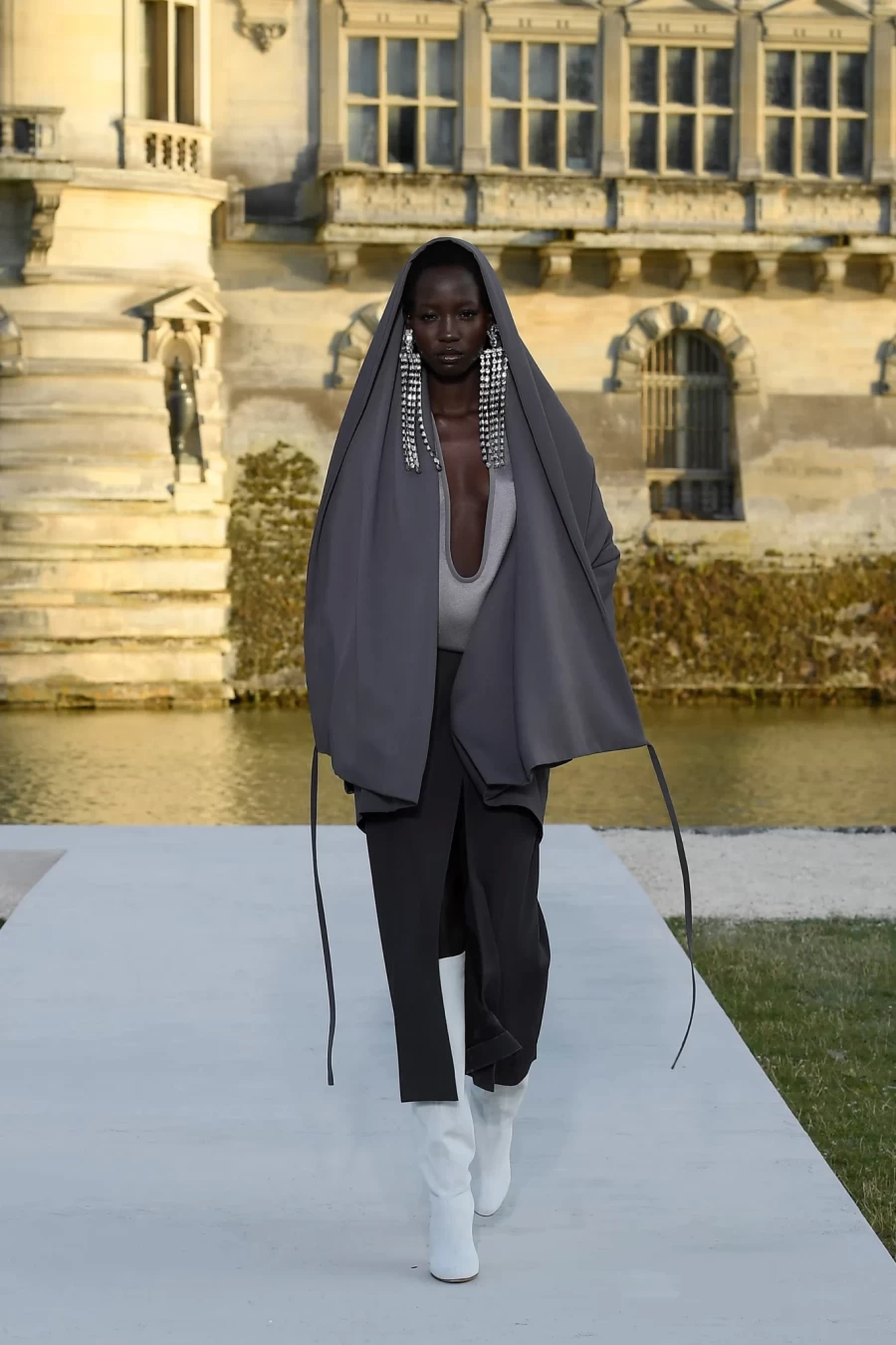 Valentino couture: Με βάση την παράδοξη απλότητα τα κομμάτια έμοιαζαν σαν να «αιωρούνται»- Φωτογραφία 5