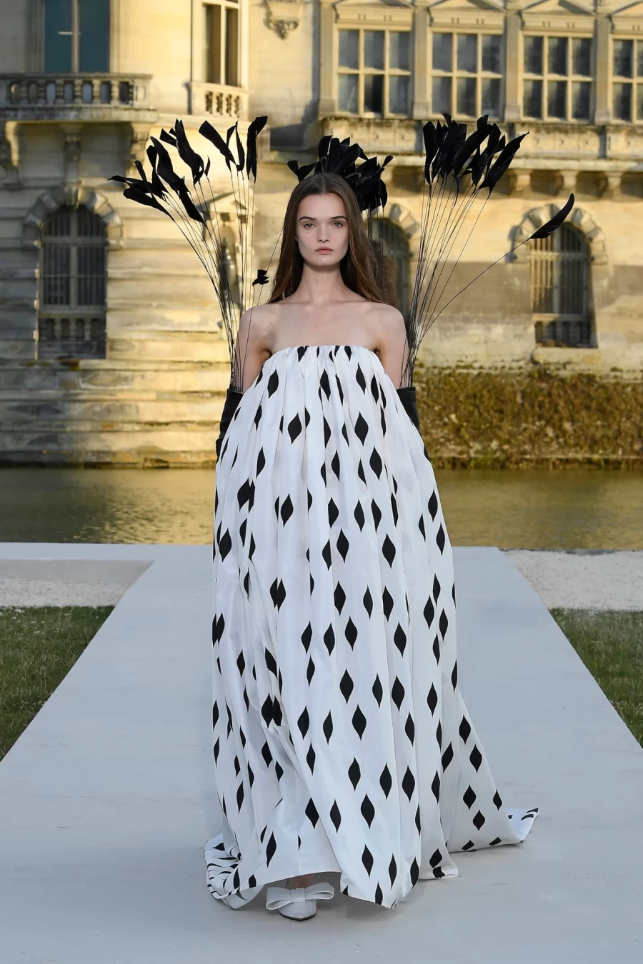 Valentino couture: Με βάση την παράδοξη απλότητα τα κομμάτια έμοιαζαν σαν να «αιωρούνται»- Φωτογραφία 8