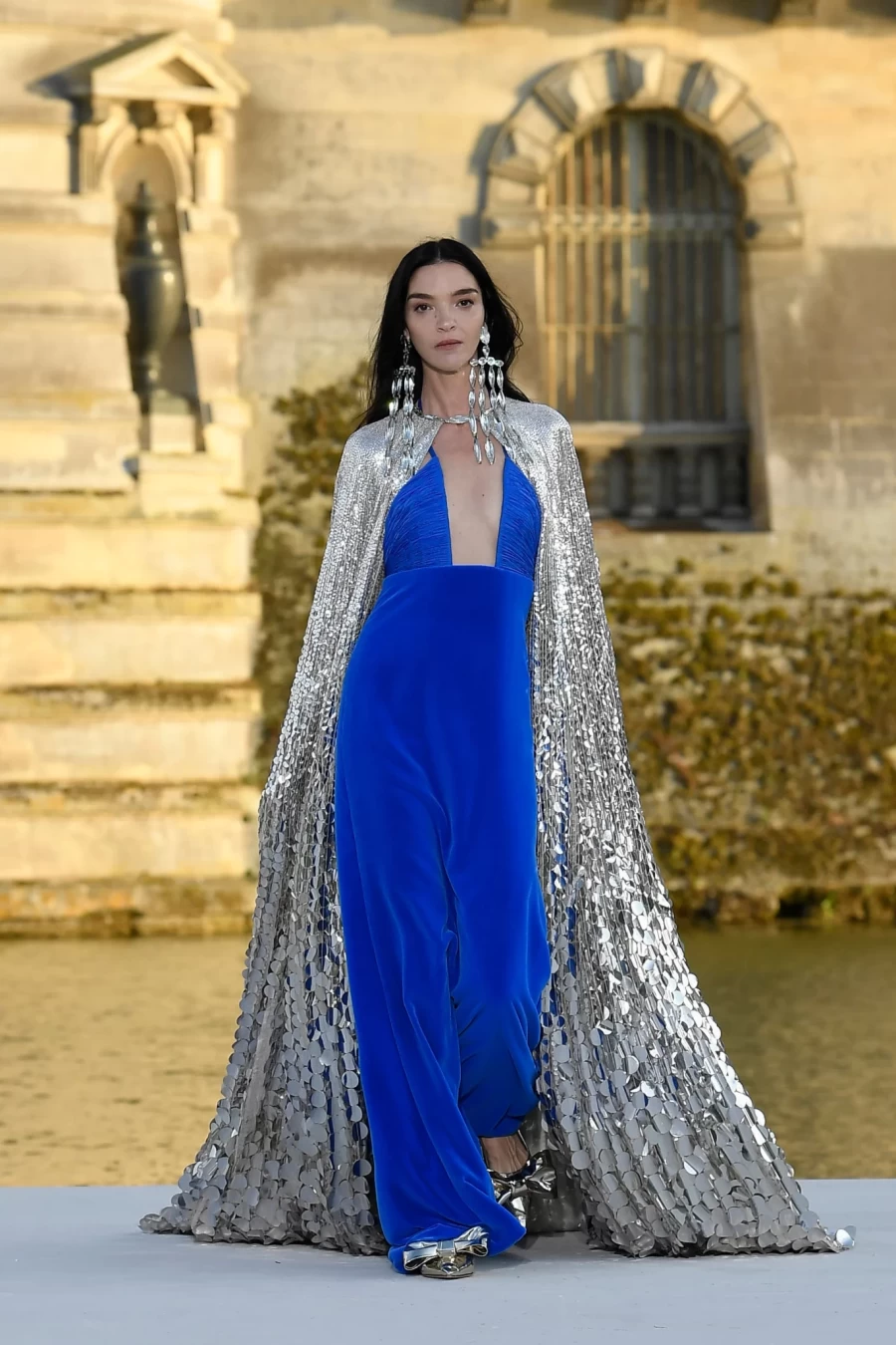 Valentino couture: Με βάση την παράδοξη απλότητα τα κομμάτια έμοιαζαν σαν να «αιωρούνται»- Φωτογραφία 9