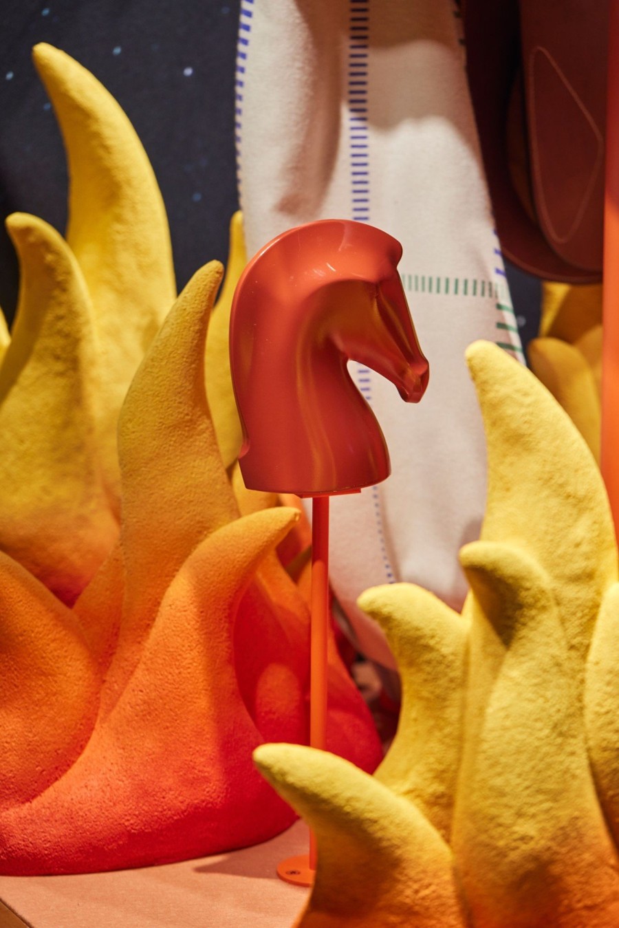 Oι νέες βιτρίνες του οίκου Hermès με τίτλο Life on Mars είναι πέρα από κάθε φαντασία - Φωτογραφία 12