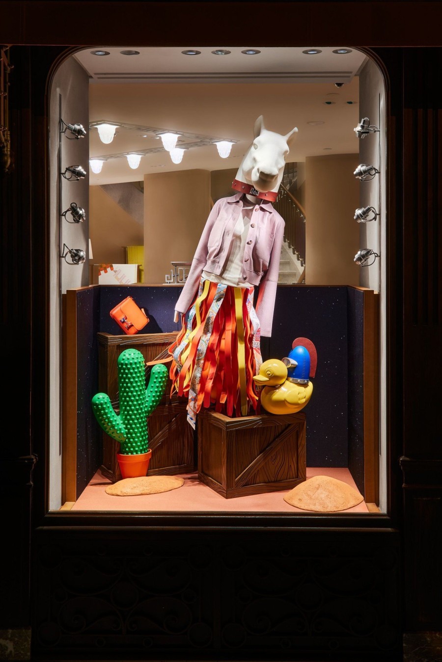 Oι νέες βιτρίνες του οίκου Hermès με τίτλο Life on Mars είναι πέρα από κάθε φαντασία - Φωτογραφία 2