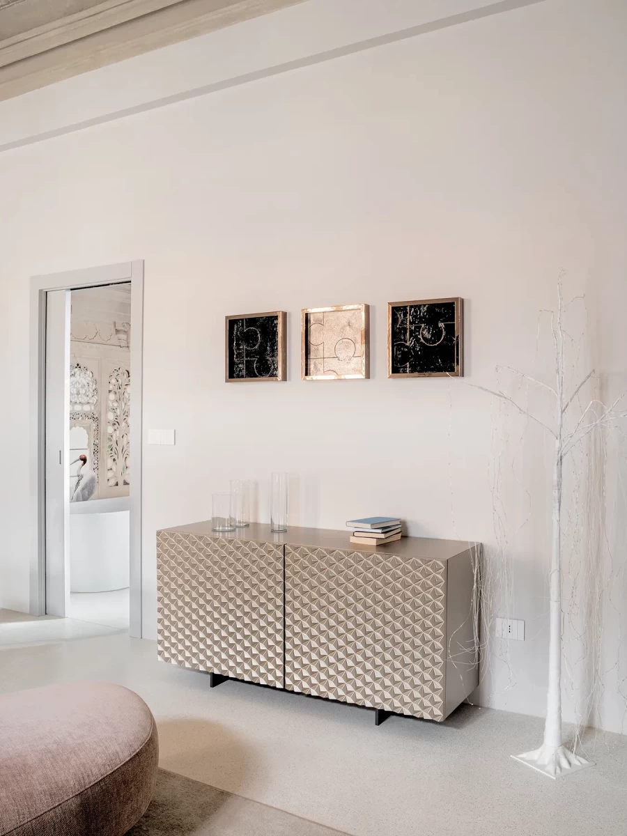 Ένα διαμέρισμα μόλις 82 τ.μ. στη Β. Ιταλία ενώνει με κομψότητα την αναγεννησιακή αισθητική με τα σύγχρονα pieces - Φωτογραφία 8