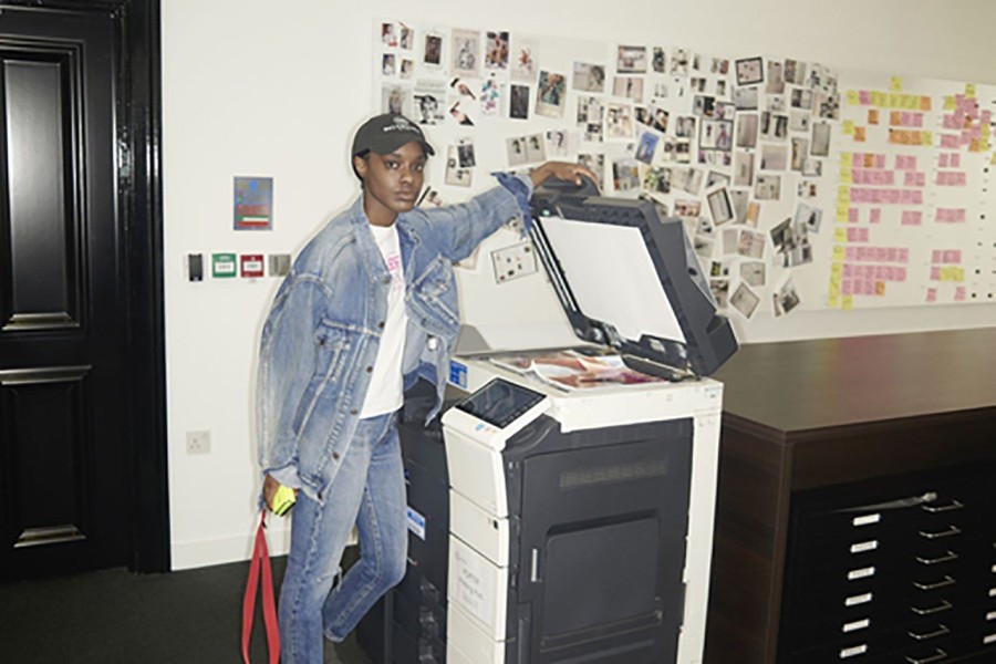 Ο Balenciaga επανακυκλοφορεί cult κομμάτια του - Φωτογραφία 1