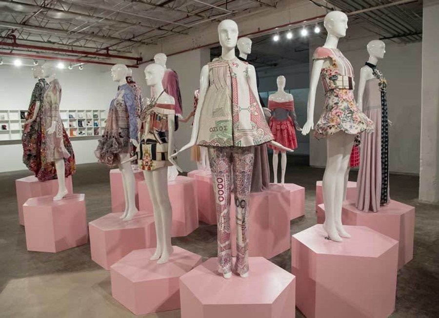 Η πρώτη καλειδοσκοπική έκθεση της Mary Katrantzou στο Dallas - Φωτογραφία 5