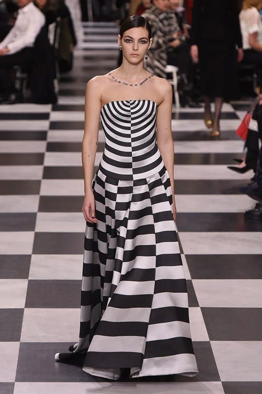 Το σουρεαλιστικό Haute Couture show του οίκου Dior - Φωτογραφία 8