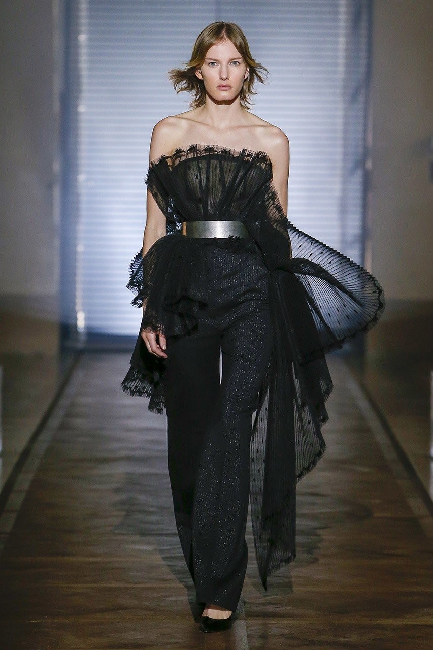 Δυναμισμός και tailoring στην haute couture συλλογή του Givenchy - Φωτογραφία 2