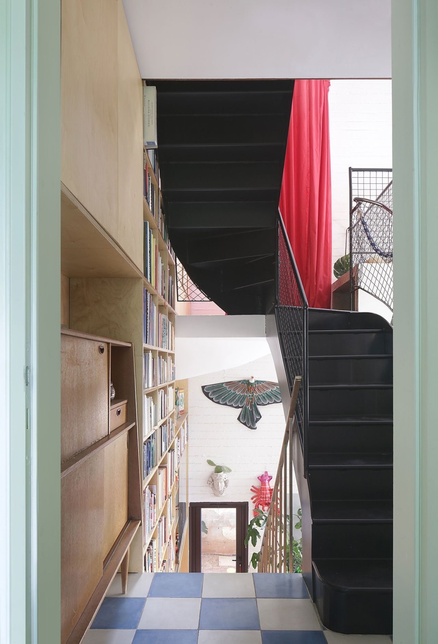 Ένα ιδιαίτερο αρχιτεκτονικό δημιούργημα στα Πετράλωνα προσφέρει μια ξεχωριστή εμπειρία σπιτιού- Φωτογραφία 4