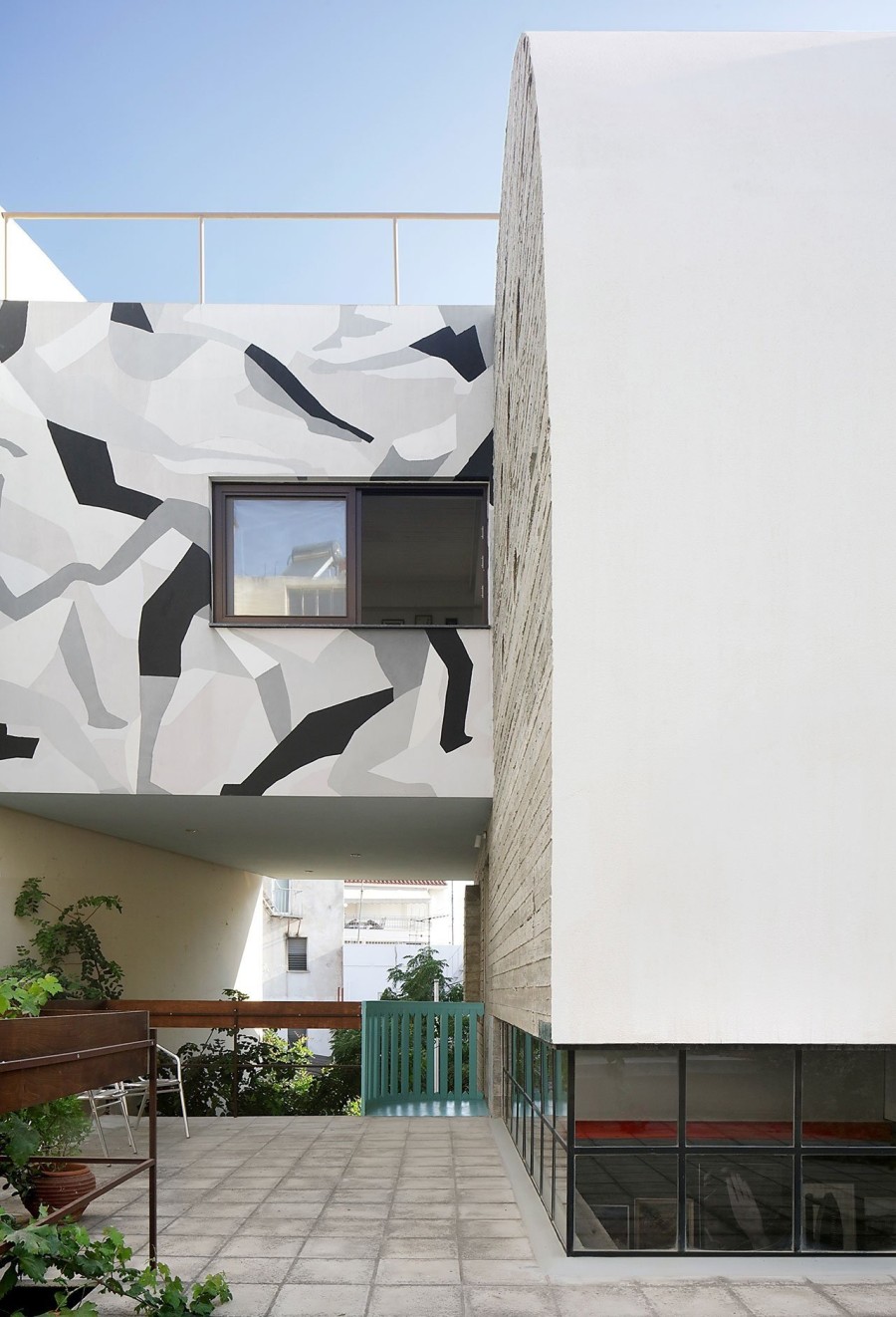 Ένα ιδιαίτερο αρχιτεκτονικό δημιούργημα στα Πετράλωνα προσφέρει μια ξεχωριστή εμπειρία σπιτιού- Φωτογραφία 1