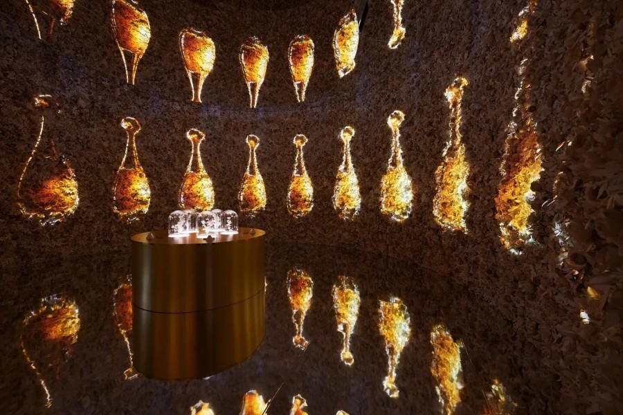 Dior J'Adore: Μια έκθεση αφιερωμένη στο iconic άρωμα του οίκου παρουσιάζεται στη Σχολή Καλών Τεχνών του Παρισιού- Φωτογραφία 2