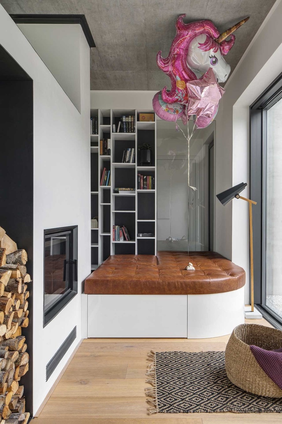 Πώς μια οικογενειακή κατοικία στην Πράγα συνδυάζει εκπληκτικά τον μινιμαλισμό με τις funky πινελιές- Φωτογραφία 3