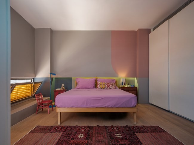 Ένα εντυπωσιακό loft στου Ψυρρή με εξαιρετική θέα στην Ακρόπολη, πειραματίζεται με τα χρώματα και τα υλικά - Φωτογραφία 5