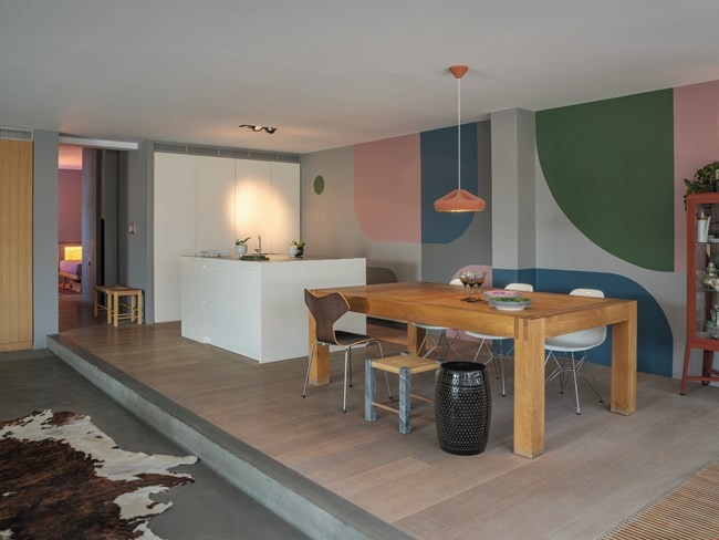 Ένα εντυπωσιακό loft στου Ψυρρή με εξαιρετική θέα στην Ακρόπολη, πειραματίζεται με τα χρώματα και τα υλικά - Φωτογραφία 1