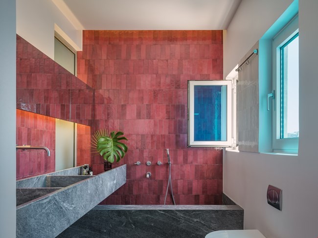 Ένα εντυπωσιακό loft στου Ψυρρή με εξαιρετική θέα στην Ακρόπολη, πειραματίζεται με τα χρώματα και τα υλικά - Φωτογραφία 4