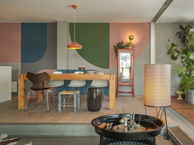 Ένα εντυπωσιακό loft στου Ψυρρή με εξαιρετική θέα στην Ακρόπολη, πειραματίζεται με τα χρώματα και τα υλικά - Φωτογραφία 2