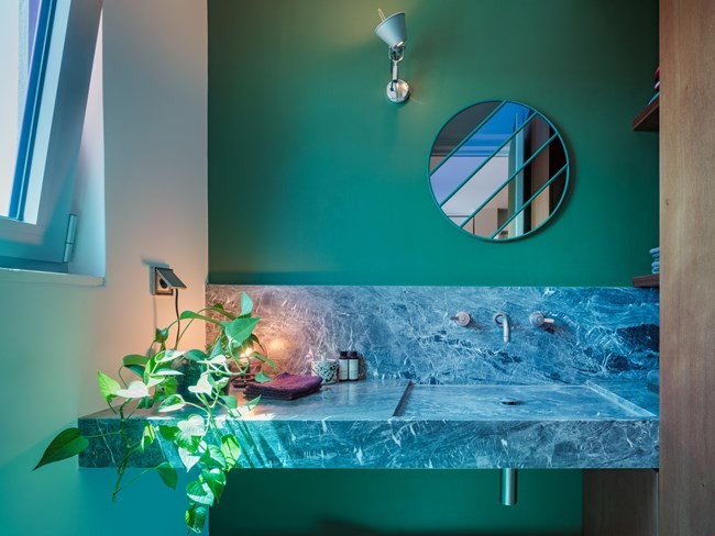 Ένα εντυπωσιακό loft στου Ψυρρή με εξαιρετική θέα στην Ακρόπολη, πειραματίζεται με τα χρώματα και τα υλικά - Φωτογραφία 3