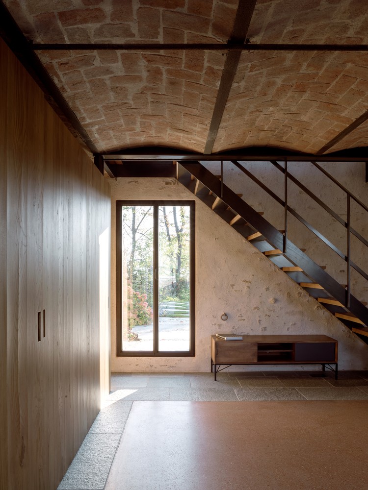 Ένα ιστορικό αγρόκτημα στη Βόρεια Ιταλία μεταμορφώθηκε στο κομψό σπίτι και studio ενός fashion designer - Φωτογραφία 4