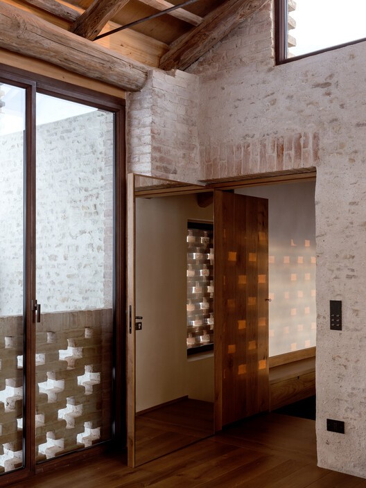 Ένα ιστορικό αγρόκτημα στη Βόρεια Ιταλία μεταμορφώθηκε στο κομψό σπίτι και studio ενός fashion designer - Φωτογραφία 11