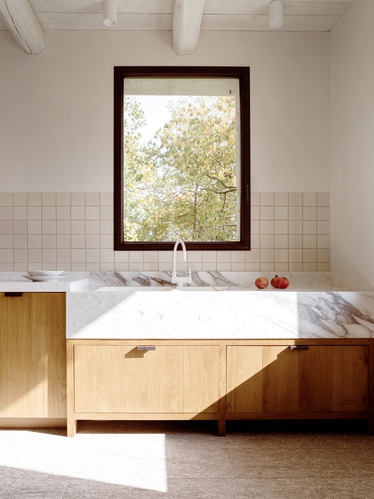 Ένα ιστορικό αγρόκτημα στη Βόρεια Ιταλία μεταμορφώθηκε στο κομψό σπίτι και studio ενός fashion designer - Φωτογραφία 2