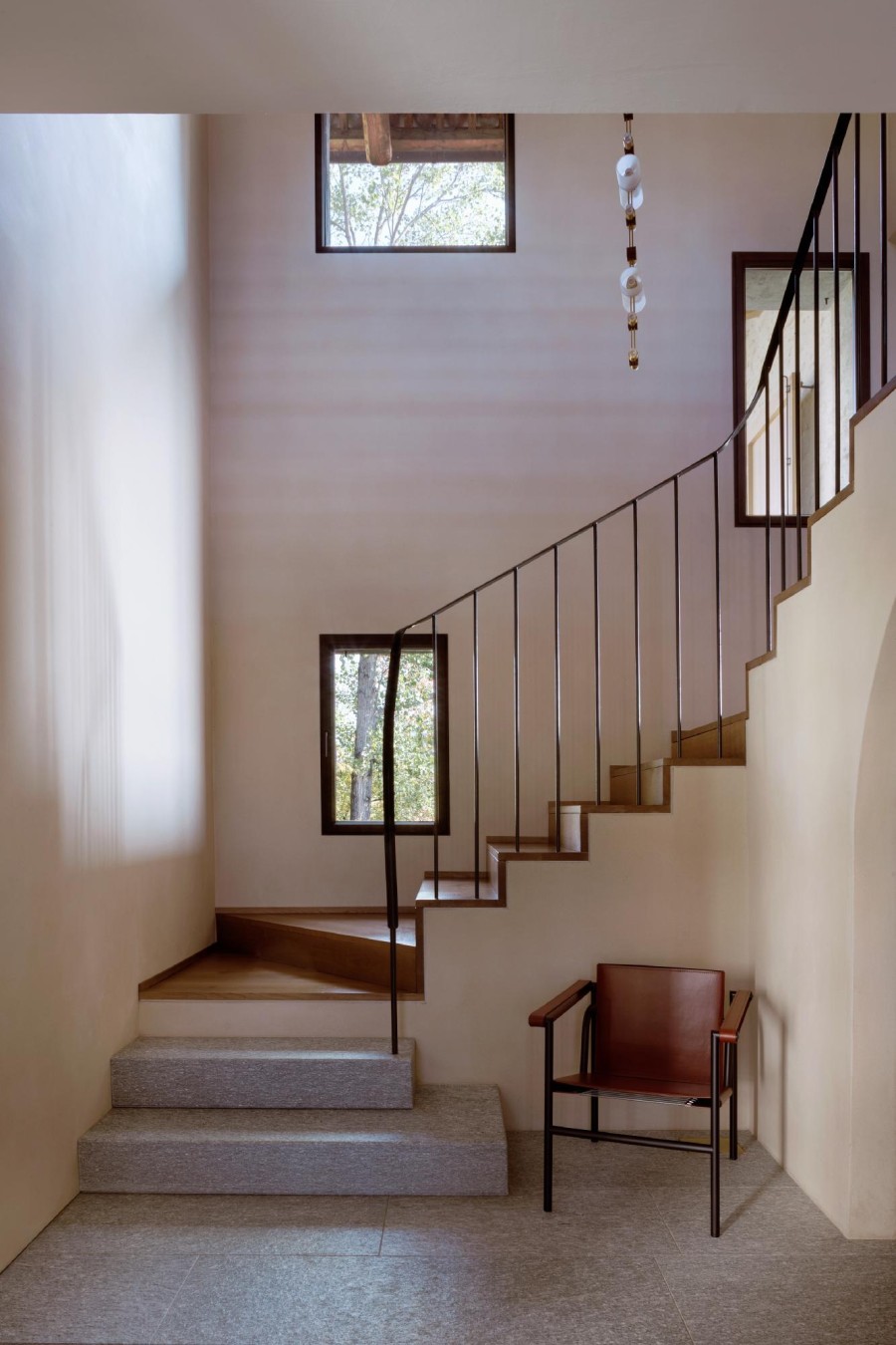 Ένα ιστορικό αγρόκτημα στη Βόρεια Ιταλία μεταμορφώθηκε στο κομψό σπίτι και studio ενός fashion designer - Φωτογραφία 8