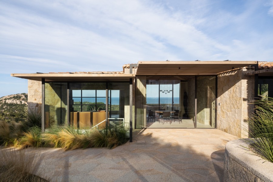 Μια πέτρινη βίλα στη Σαρδηνία ενσαρκώνει το μεσογειακό ονειρικό εξοχικό - Φωτογραφία 6