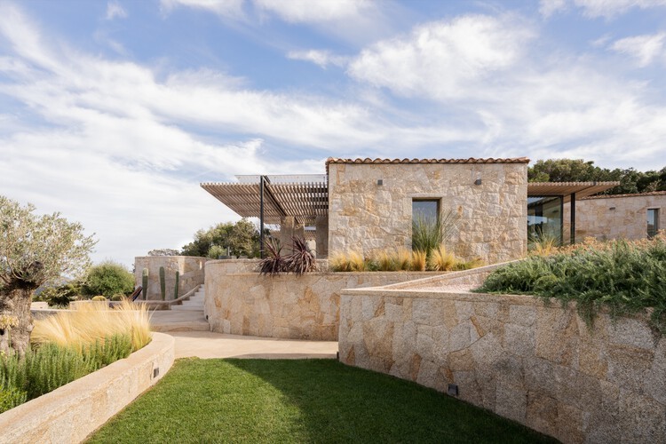 Μια πέτρινη βίλα στη Σαρδηνία ενσαρκώνει το μεσογειακό ονειρικό εξοχικό - Φωτογραφία 5